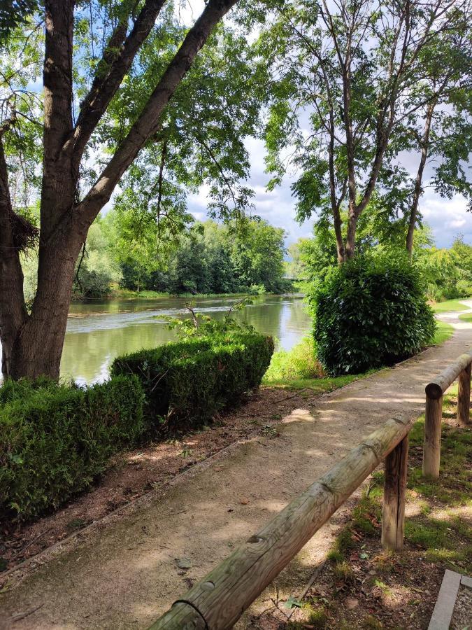 Gite Osteis De 4 A 15 Personnes Au Bord De L'Yonne Vincelottes Exterior foto